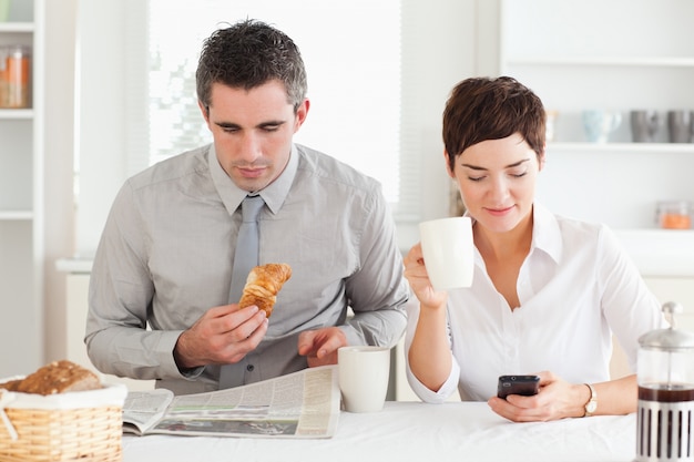 Encantadora pareja desayunando juntos