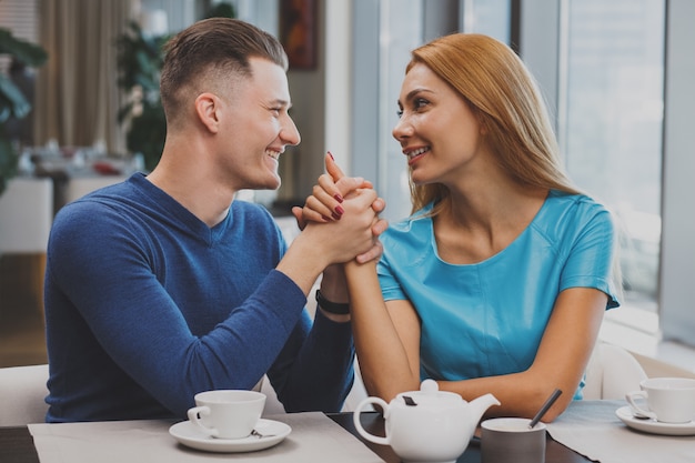 Encantadora pareja disfrutando del desayuno juntos en el restaurante