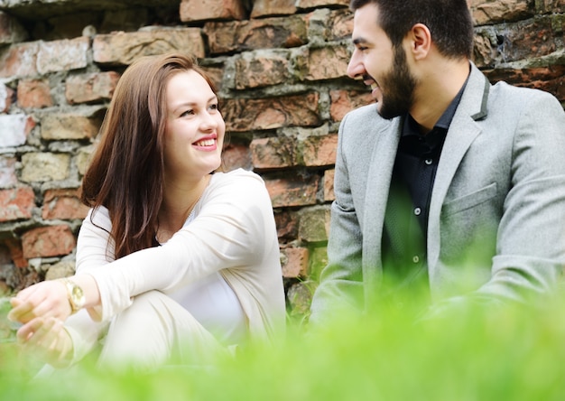 Encantadora pareja disfrutando enamorarse en el parque