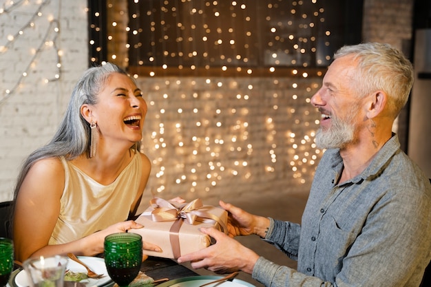 Encantadora pareja disfrutando de una fiesta de año nuevo