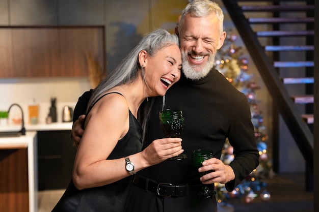 Encantadora pareja disfrutando de una fiesta de año nuevo