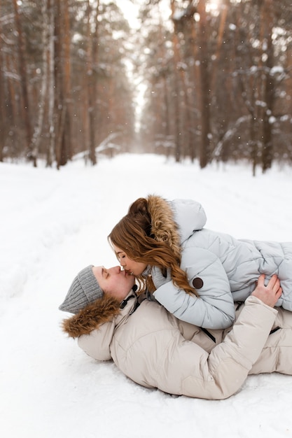 encantadora pareja disfrutando del invierno