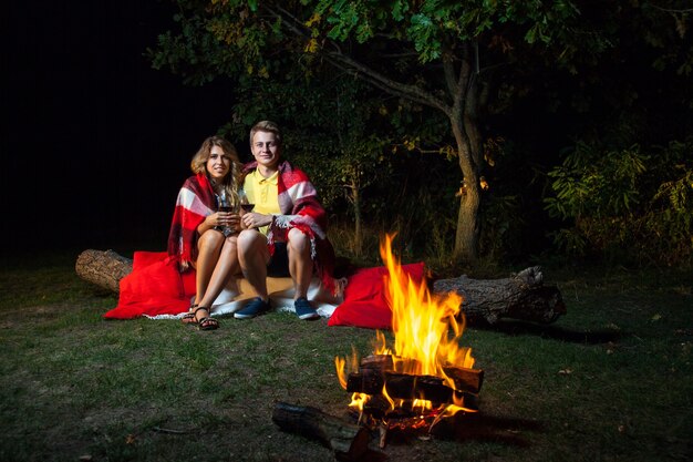 Encantadora pareja disfrutando de su noche romántica