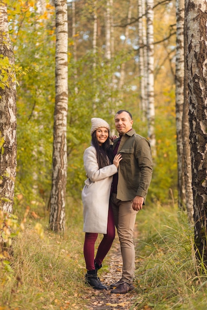 Encantadora pareja divirtiéndose juntos en la naturaleza.