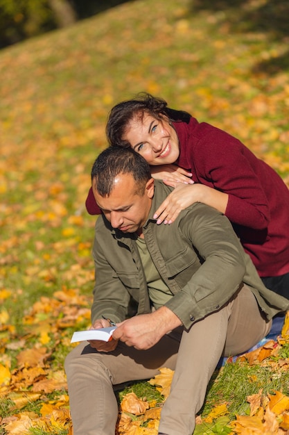 Encantadora pareja divirtiéndose juntos en la naturaleza.