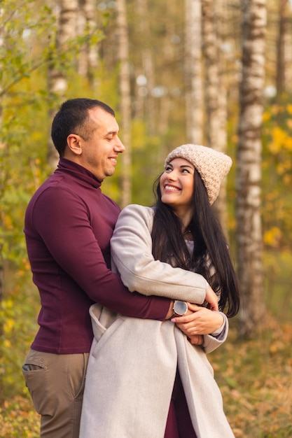 Encantadora pareja divirtiéndose juntos en la naturaleza.