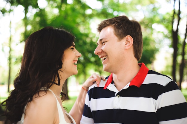 Encantadora pareja feliz en un parque de verano