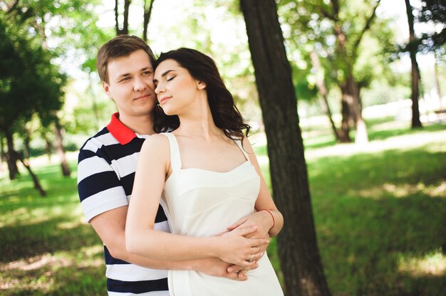 Encantadora pareja feliz en el parque de verano