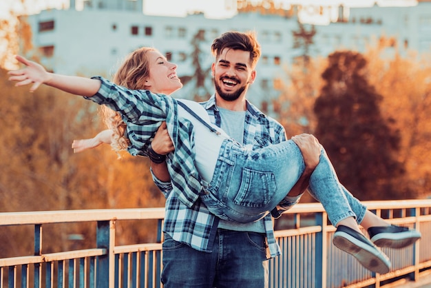 encantadora pareja feliz