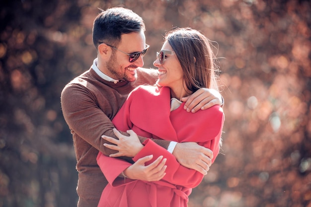 encantadora pareja feliz