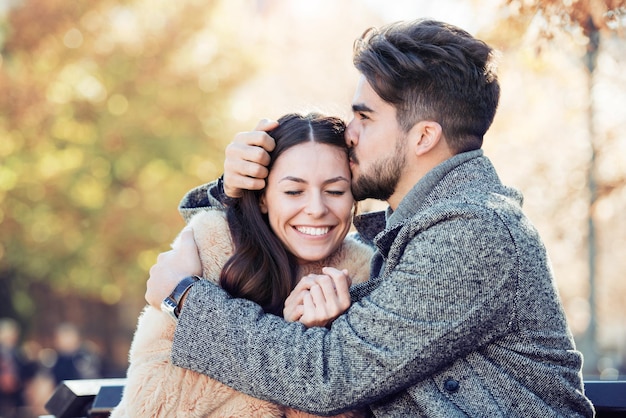 encantadora pareja feliz