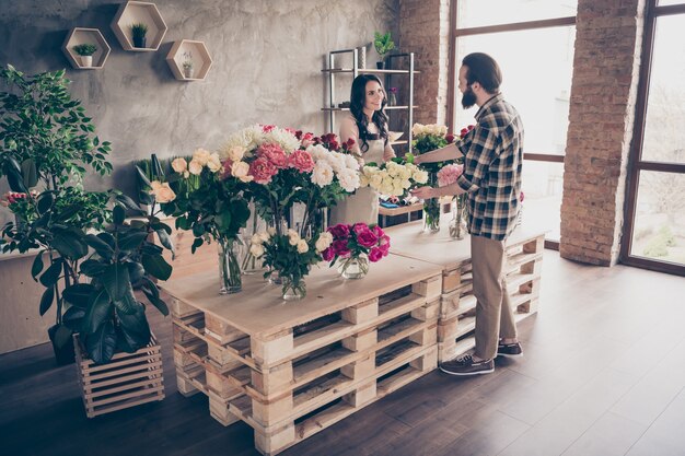 Foto encantadora pareja en la florería