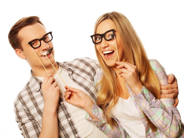 Foto encantadora pareja con gafas de fiesta en palo