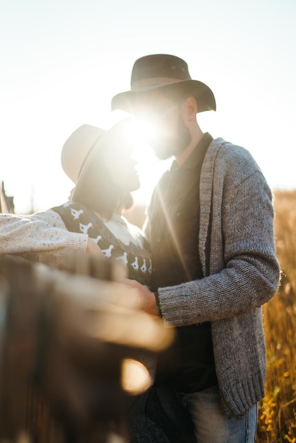 Encantadora pareja hipster mirándose Pareja con hermosos sombreros y suéteres