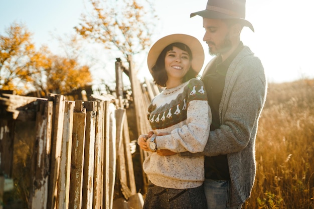 Encantadora pareja hipster mirándose Pareja con hermosos sombreros y suéteres