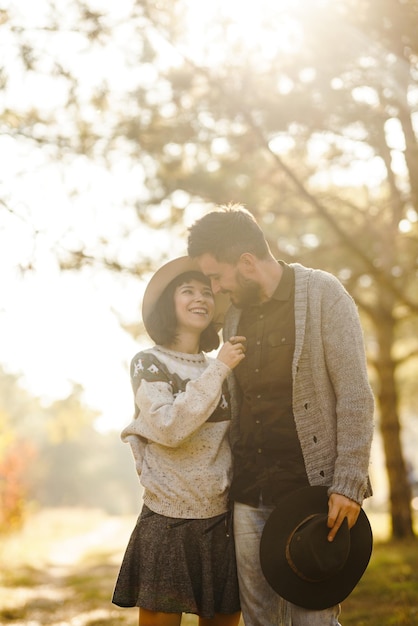 Encantadora pareja hipster mirándose Pareja con hermosos sombreros y suéteres