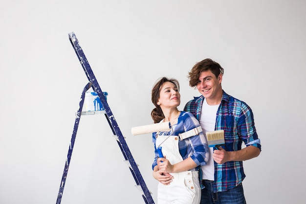 Encantadora pareja joven haciendo renovación en apartamento nuevo