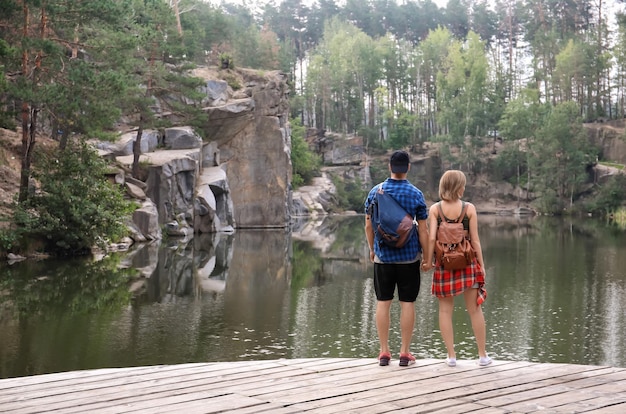 Encantadora pareja joven pasando tiempo al aire libre