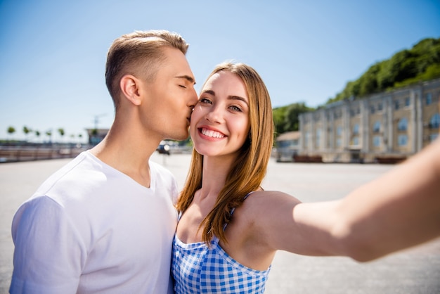 Encantadora pareja juntos en la ciudad