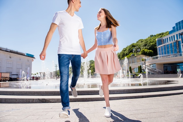 Encantadora pareja juntos en la ciudad