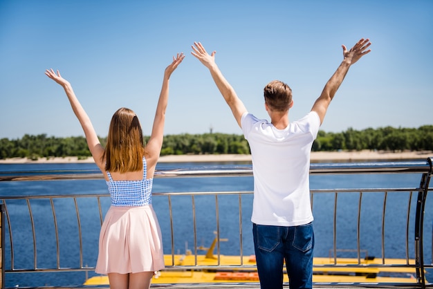 Encantadora pareja juntos en la ciudad