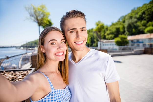 Encantadora pareja juntos en la ciudad