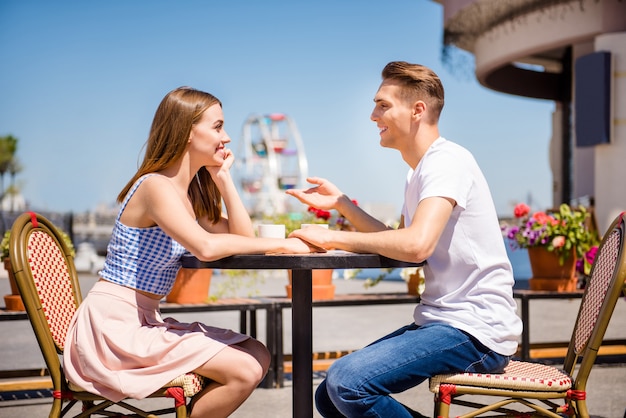 Encantadora pareja juntos en la ciudad