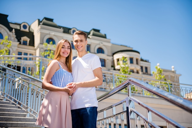 Encantadora pareja juntos en la ciudad