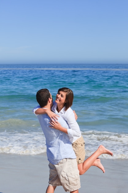 Encantadora pareja en el mar