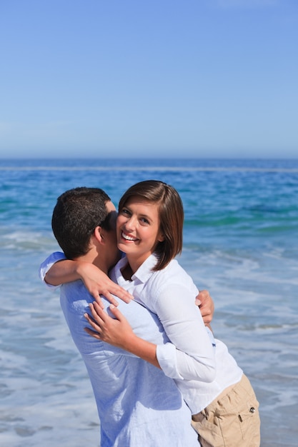 Encantadora pareja en el mar