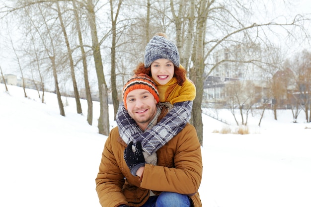 Encantadora pareja en el parque de invierno