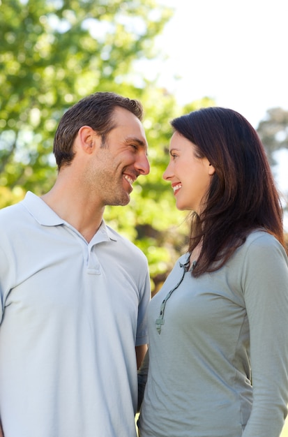 Encantadora pareja en el parque