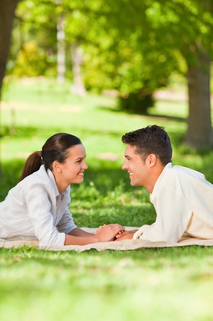 Encantadora pareja en el parque