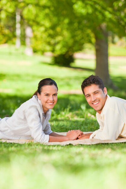 Encantadora pareja en el parque