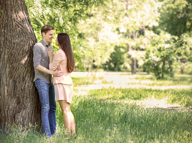 Encantadora pareja en el parque