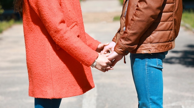 Encantadora pareja en el parque