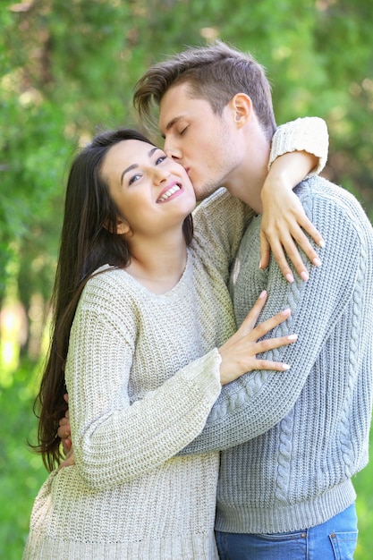 Encantadora pareja en el parque