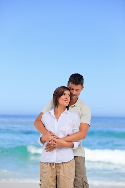 Encantadora pareja en la playa