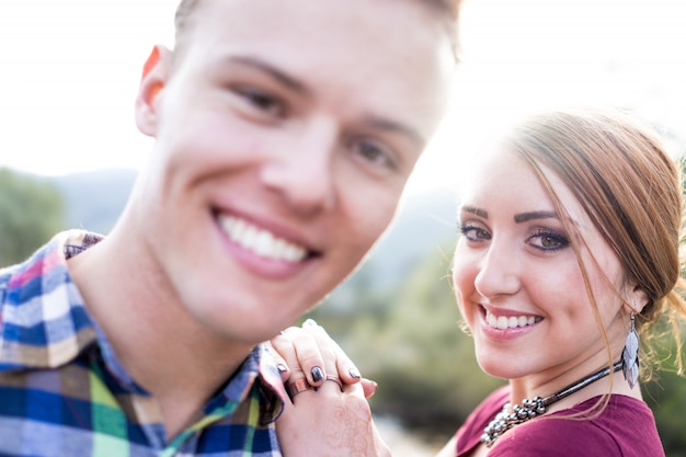 Encantadora pareja romántica en la naturaleza