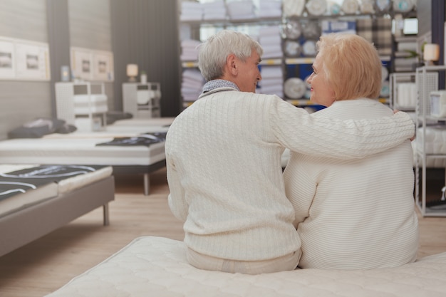 Encantadora pareja senior de compras en la tienda de muebles