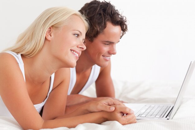 Encantadora pareja usando una computadora portátil