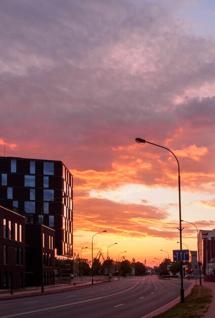 Encantadora puesta de sol con colores brillantes y edificios modernos en la calle Klaipeda Lituania