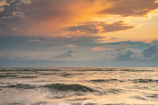 Encantadora puesta de sol en la playa del mar negro en Georgia