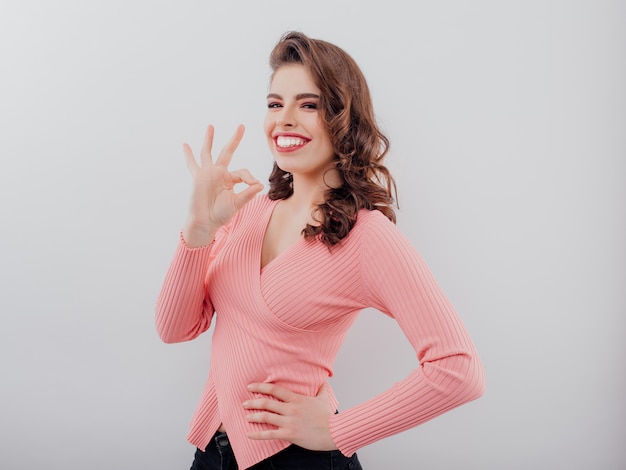 Encantadora senhora sorridente em uma camisola