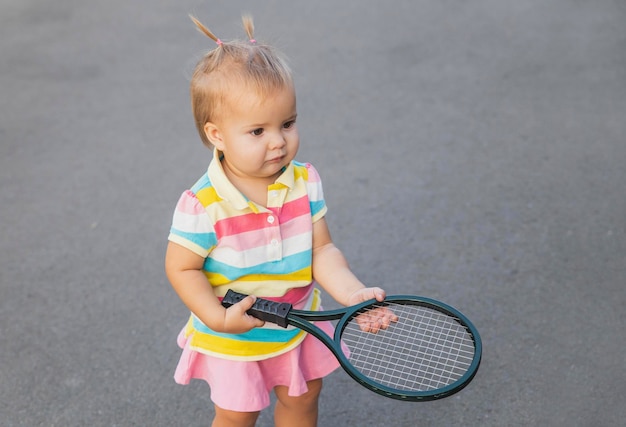 encantadora tenista com uma raquete