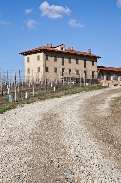 Encantadora villa italiana en la zona de Monferrato (región de Piemonte, norte de Italia) durante la temporada de primavera