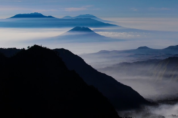 Encantadora vista das colinas e montanhas de bromo