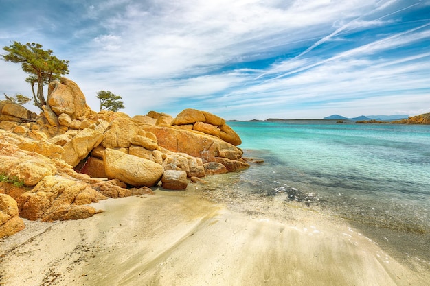 Encantadora vista de la playa de Capriccioli en Costa Smeralda