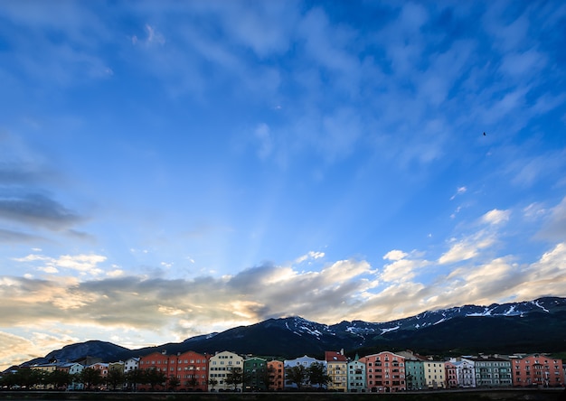 Encantadoras casas de Innsbruck en Inn River y fondo natural de los Alpes europeos