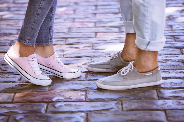 Encantadoras piernas de pareja en la calle